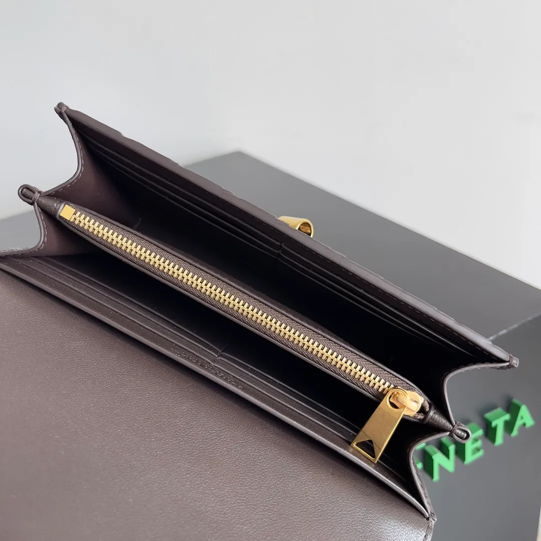 Batch 1160 BV Andiamo clutch wallet is super high-end🤎🤎How come the long clutch bag is so exquisite~ The braided style bag surface paired with all-copper hardware is really warm and high-end. The bag body is super light and can be grabbed easily! It can store a lot of small items and large mobile phones ~ very practical for daily use. Style number: 741504 Size: 19*11.5*3